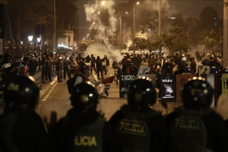 Peru'da hükümet karşıtı protestocular kongre binası önünde polisle çatıştı