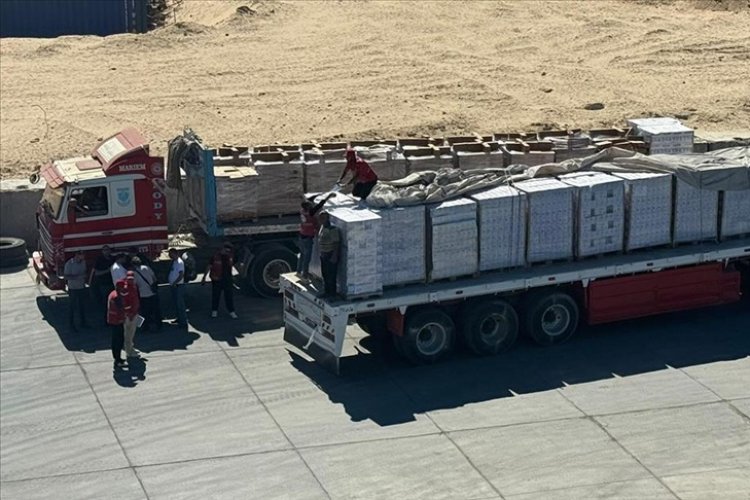 El-Ariş Limanı'na ulaşan 17. 'İyilik Gemisi'nden yardım malzemelerinin indirilmesi sürüyor