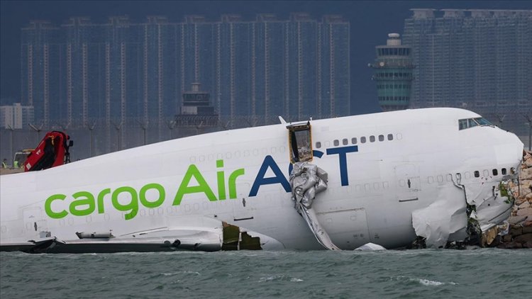 Hong Kong'da kargo uçağı inişte pistten çıkarak denize sürüklendi