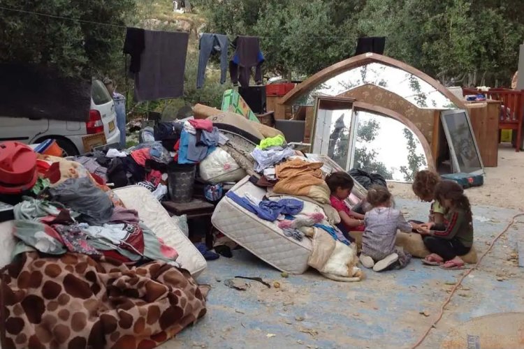 İşgalci İsrail, Filistinli aileyi evini yıkmaya zorladı: 7 kişi evsiz kaldı