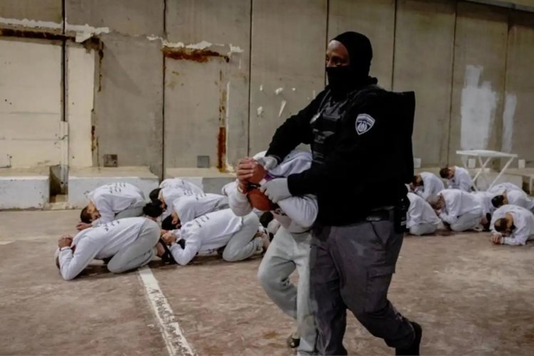 Yayınlanan video ve fotoğraflar Filistinli esirlere yapılan kötü muameleleri belgeledi