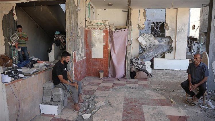 Filistinli aile evlerine düşen "patlamaya hazır" bombayla yaşıyor