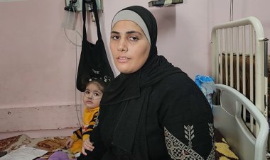 Gazze'de tedavi umuduyla sınırı gözleyen çocuklar