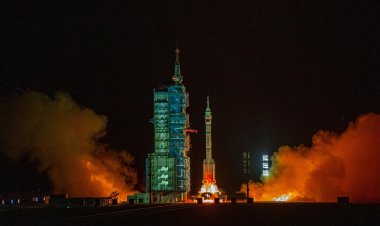 Çin, mekik hasarı nedeniyle Dünya'ya dönemeyen taykonotları diğer personel mekiğiyle getiriyor