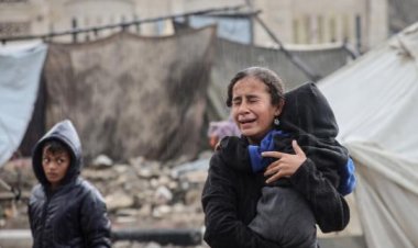 Gazze'de yoğun yağış nedeniyle katil İsrail saldırılarında evleri yıkılanların kaldığı çadırları su bastı