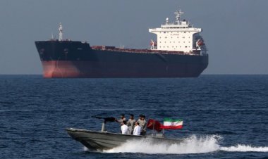 İran, Hürmüz Boğazı'nda bir tankeri alıkoydu