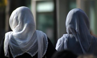 Almanya’da müslüman kadına ırkçı saldırı: Hakaret edip başörtüsünü çekti