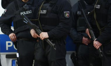 Almanya'da polis, 12 yaşındaki işitme engelli bir kızı silahla vurdu