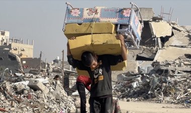 Gazze'de soğukların başlamasıyla Filistinliler tüm tehlikelere rağmen enkazlardan kışlık eşya topluyor