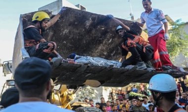 Gazze'de işgalci İsrail'in yıktığı iki evin enkazından 14 Filistinlinin cenazesi çıkarıldı