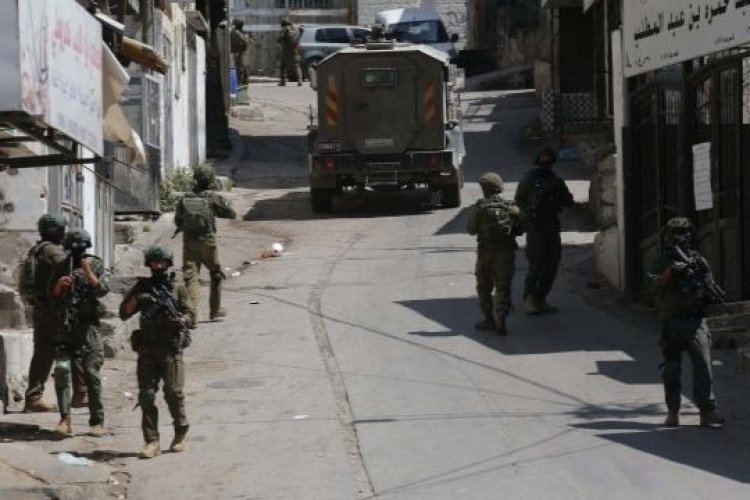 İşgalci İsrail, Batı Şeria'da 9 Filistinliyi darp ederek gözaltına aldı
