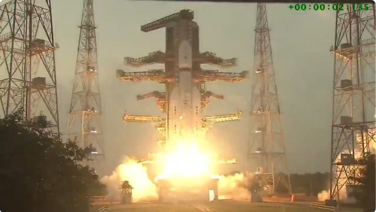 Hindistan "4 bin 400 kilogramlık en ağır haberleşme uydusunu" fırlattı