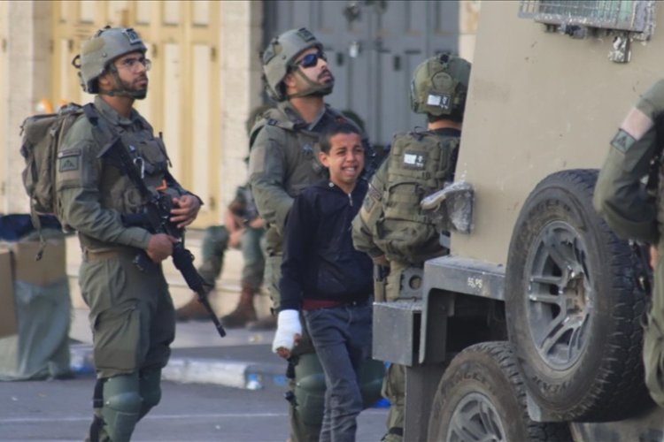 Katil İsrail Batı Şeria'da yaptığı baskında Filistinli bir çocuğu katletti