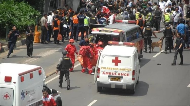 Cakarta’da cuma namazı sırasında caminin içinde patlama: 54 yaralı