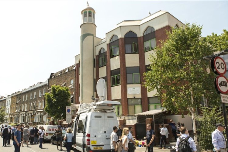 İngiltere'de son 3 ayda 25 cami, 27 kez saldırıya uğradı