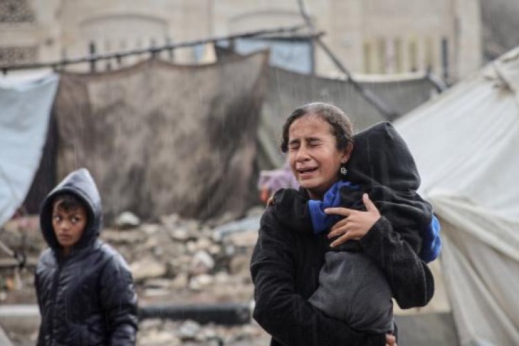 Gazze'de yoğun yağış nedeniyle katil İsrail saldırılarında evleri yıkılanların kaldığı çadırları su bastı