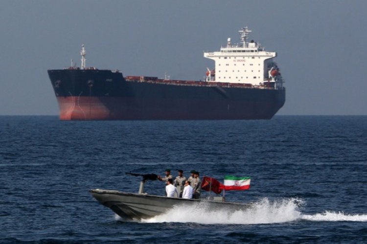 İran, Hürmüz Boğazı'nda bir tankeri alıkoydu