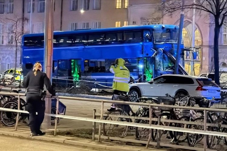 İsveç'in başkenti Stockholm'de otobüs durağa çarptı; ölü ve yaralılar var