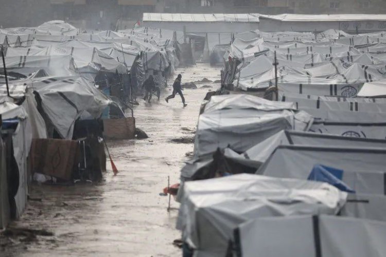 Gazze’de yağmur altında kalan çadırlar Filistinlilerin acısını derinleştiriyor