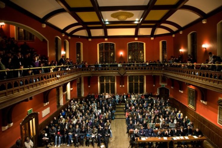 Oxford Union, işgalci İsrail'i "İran'dan daha büyük bölgesel tehdit" ilan eden önergeyi kabul etti