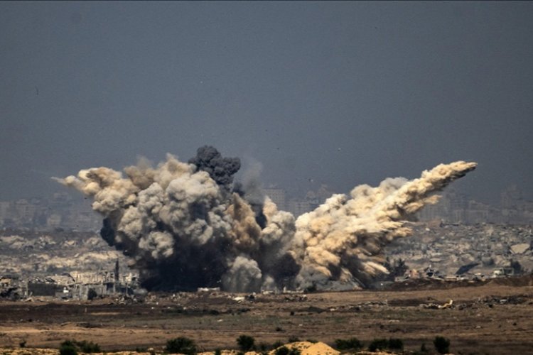 Gazze'nin merkezi İsrail'in bombalarla gerçekleştirdiği yıkım nedeniyle sarsıldı