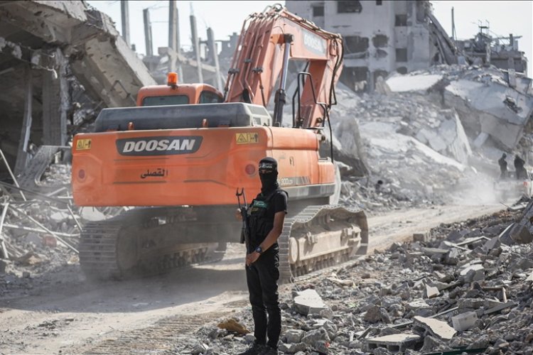 Gazze’de İsrail’in yaptığı yıkımın enkazı altında kalan cenazeler tek ekskavatörle aranacak