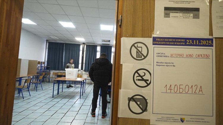 Bosna Hersek'in Sırp entitesindeki seçmenler, erken başkanlık seçimi için oylarını kullanıyor