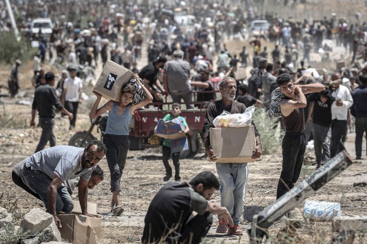 Katil İsrail Gazze'de 2 yıl içinde yardım dağıtım bölgelerinde 2 bin 614 Filistinliyi şehit etti