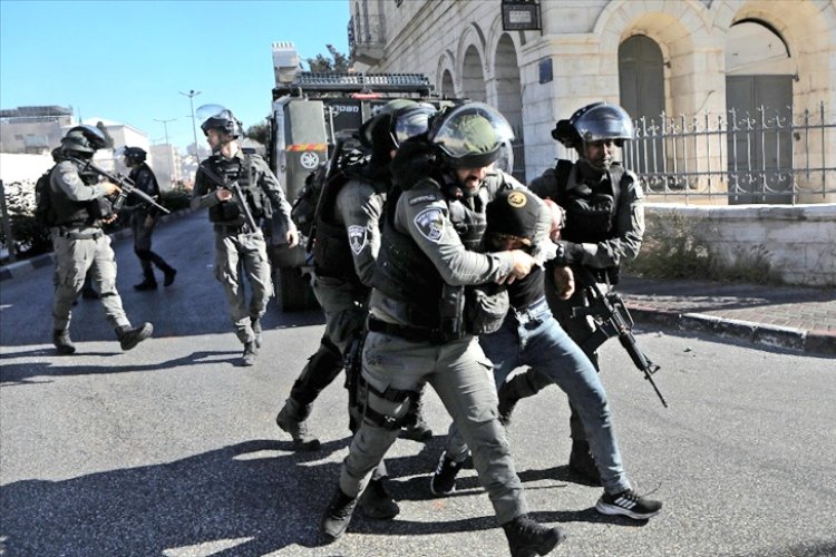 Katil İsrail ordusu, Batı Şeria'da 32 Filistinliyi gözaltına aldı, 10 kişiyi yaraladı