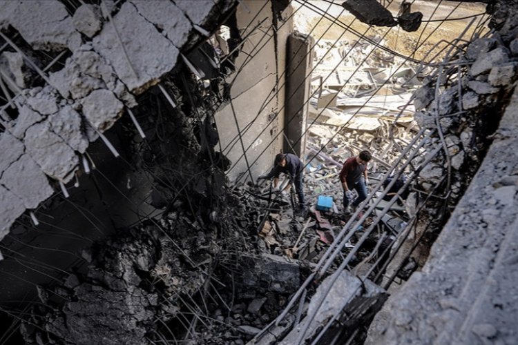 Katil İsrail, Gazze’nin birçok bölgesine gece boyunca yoğun saldırılar düzenledi