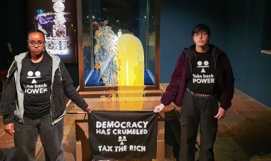 İngiltere'de kraliyet tacının cam muhafazasına muhallebili saldırı