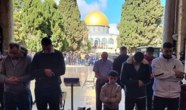 Siyonist İsrail'in engellerine rağmen 50 bin Müslüman Mescid-i Aksa'da saf tuttu