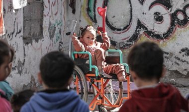 İsrail saldırısında bacağını kaybeden minik Revan protez bacak ile yeniden oynamak istiyor