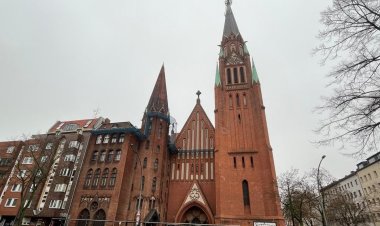 Almanya'da cemaatsiz kalan kiliseler dükkânlara dönüşüyor