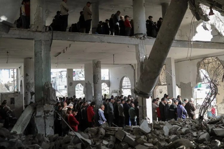 Yıkılan Selahaddin Camii’nin enkazında cuma namazı kılındı