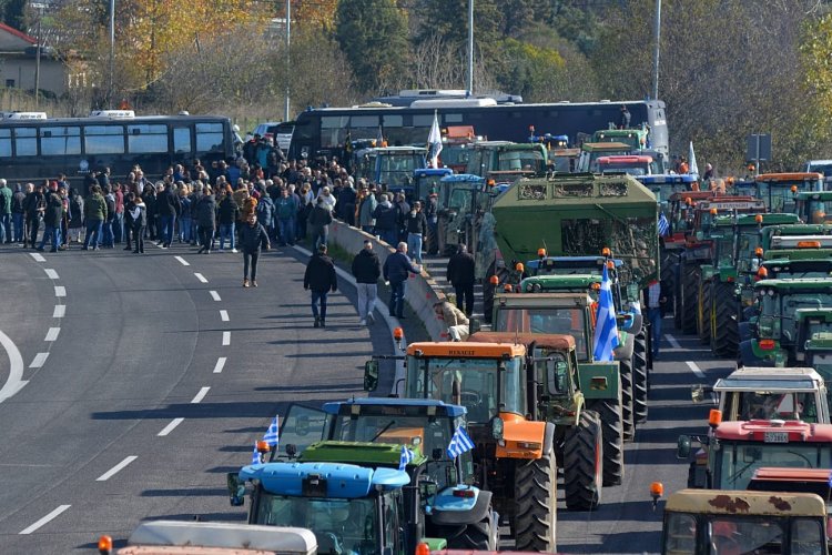 Yunanistan'daki çiftçi grevi nedeniyle sınırda tır geçişleri durdu