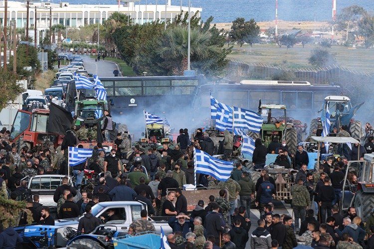 Girit’te çiftçi protestoları nedeniyle Nikos Kazancakis Havalimanı kapalı