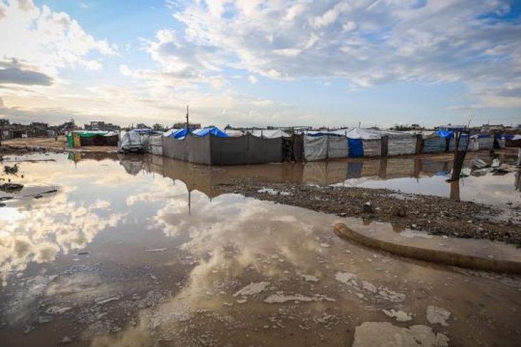 Gazze'de yüzlerce çadır yoğun yağış nedeniyle su altında kaldı