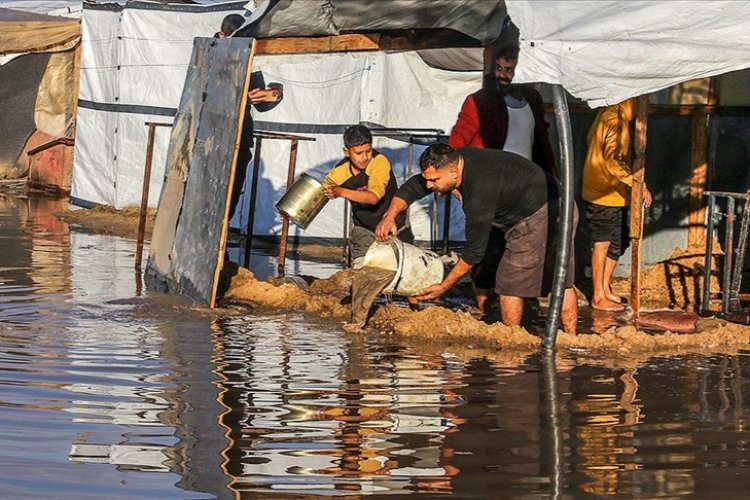 Gazze'de şiddetli yağış yerinden edilen Filistinlilerin çadırlarını sular altında bıraktı