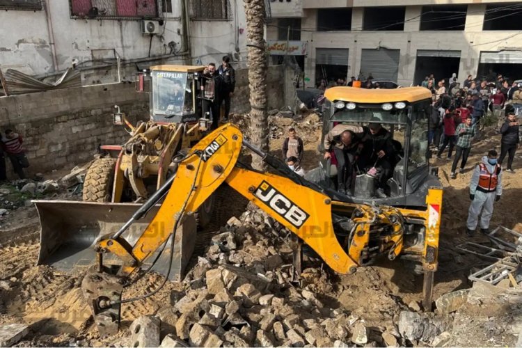 Gazze'de bir evin enkazından 14 şehidin naaşı çıkarıldı