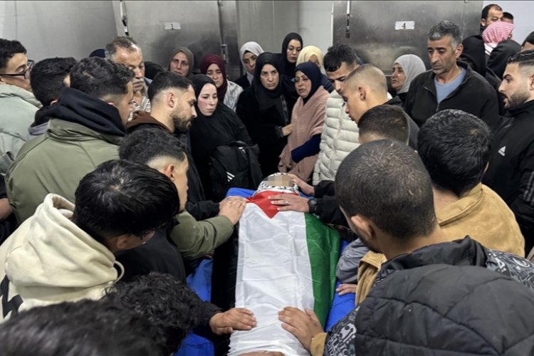 Katil İsrail askerleri Filistinli bir çocuğu göğsünden vurarak şehit etti