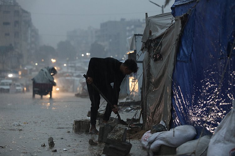 Şiddetli yağmur Gazze’de Şifa Hastanesini ve binlerce çadırı sular altında bıraktı