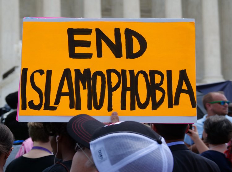 İngiltere’de İslamofobi tartışması: Hükümet tanımı değiştiriyor, tepkiler büyüyor