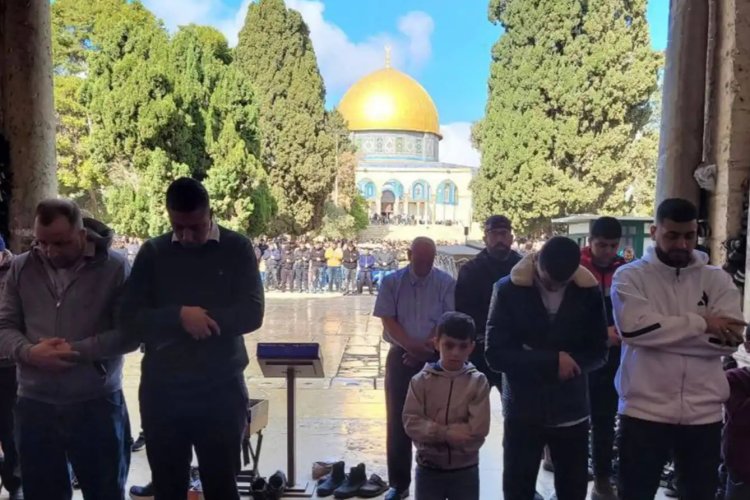 Siyonist İsrail'in engellerine rağmen 50 bin Müslüman Mescid-i Aksa'da saf tuttu