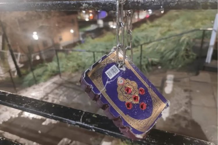 Stockholm Camisi’ne ırkçı saldırı: Kur’an-ı Kerim zincirlendi ve kurşunlandı