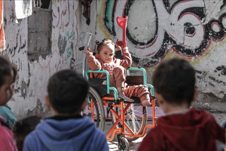 İsrail saldırısında bacağını kaybeden minik Revan protez bacak ile yeniden oynamak istiyor