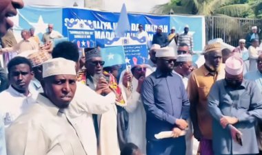 Mogadişu’da siyonist rejimin “Somaliland”i tanımasına karşı büyük protesto