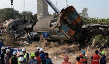 Tayland'da trenin üzerine inşaat vinci düştü; 32 kişi öldü