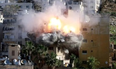 Siyonist İsrail, El Halil'de şehit İmran el-Atraş'ın ailesinin evini yıktı