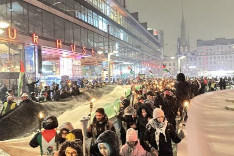 İsveç'te yılbaşı kutlamasını iptal eden yüzlerce kişi Filistin'e destek gösterisi düzenledi